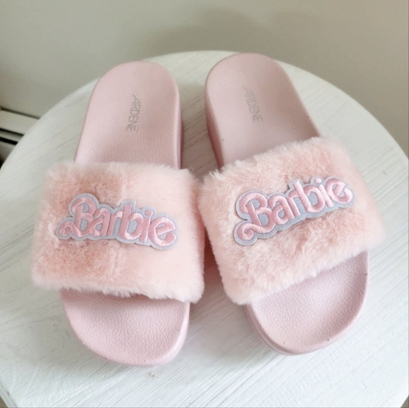 🎀 Barbie Cozy Slippers faux fur slides BNWOT 🎀 - Picture 3 of 3